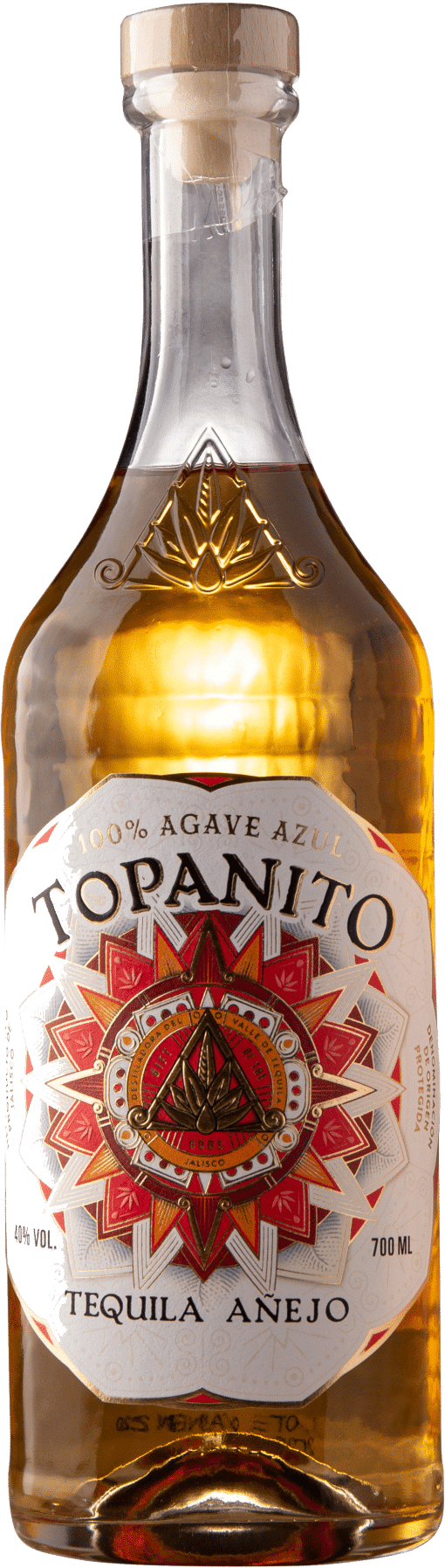 En fyldig og kompleks tequila fra Mexico lavet på 100% blå agave og lagret i længere tid på fad. Topanito Añejo byder på dybe noter af vanilje, karamel og krydderier i en blød og elegant stil. Oplysninger Land/område: Mexico Type: Tequila Añejo (100% agave) Producent: Topanito Råmateriale: 100% blå agave Alkohol: 40 % vol. Smagsprofil & karakter Farve: Dyb gylden til rav Duft: Vanilje, karamel, ristet egetræ, tørret frugt og varme krydderier Smag: Fyldig og blød med noter af karamel, vanilje, mørk chokolade, agave og let krydret fad Eftersmag: Lang og varm med vedvarende sødme og krydret kompleksitet Servering Serveringstemperatur: Serveres ved stuetemperatur Anvendelse: Nydes bedst rent som avec, men kan også bruges i eksklusive cocktails Drikkemodenhed: Klar til servering Vurdering En kompleks og afrundet tequila med flot dybde og velintegreret fad – et oplagt valg til at nyde rent. Konklusion “Topanito Tequila 100% Agave Añejo er en fyldig og elegant tequila, hvor lagringen på fad tilfører dybde og kompleksitet til de klassiske agavenoter. Vanilje, karamel og krydderier smelter sammen i en harmonisk helhed med en blød og lang eftersmag. En tequila skabt til at blive nydt langsomt, perfekt som avec eller til særlige øjeblikke.”