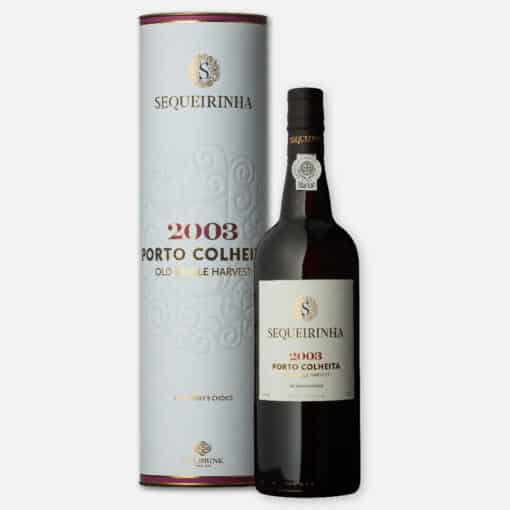 Sequeirinha – Colheita 2003/2026 Red Port er en portugisisk portvin med årgang 2003 og aftapningsår 2026. En Colheita er en årgangsbestemt tawny-portvin, som modnes på træfade, inden den tappes på flaske. Det giver en anden stil end Ruby- og Vintage-portvin, hvor den mørke frugt typisk spiller en større rolle. Her er det samspillet mellem den oprindelige frugt fra årgangen og de aromaer, der udvikles gennem fadlagringen, som gør vinen interessant. Efter mange år på fad kan en Colheita udvikle noter af tørret frugt, nødder, karamel og krydderier, samtidig med at den bevarer en karakteristisk sødme og fylde. Oplysninger - Land/område: Portugal, Douro - Producent: Sequeirinha - Type: Rød portvin – Colheita - Årgang: 2003 - Aftapningsår: 2026 - Lagring: Fadlagret inden aftapning - Druer: Traditionelle portvinsdruer fra Douro - Alkohol: Se flaskens etiket for den præcise alkoholprocent. Smagsprofil & karakter Farve: Dybe ravfarvede nuancer med kobber og mahogni, som er typiske for en Colheita med lang fadlagring. Duft: Modne aromaer af valnødder, ristede mandler, tørrede figner og rosiner, suppleret af vanilje, karamel, krydderier og appelsinskal. Smag: Rund og fyldig med en velintegreret sødme. Den lange fadlagring giver typisk en kompleks profil, hvor tørret frugt og nødder møder karamelliserede nuancer og et strejf af krydderier. Frugten fra årgangen bidrager til vinens særpræg. Eftersmag: Lang og blød med vedvarende noter af nødder, tørret frugt og varme krydderier. Mad & servering Serveringstemperatur: 12–16 °C. Madmatch: Velegnet til modne oste, blåskimmelost, nøddekager, crème brûlée og desserter med karamel eller tørret frugt. Serveringsforslag: Nyd den i et portvinsglas efter middagen. Med en årgangsbestemt Colheita er det også oplagt at smage på vinen uden mad, så de udviklede aromaer får plads. Drikkemodenhed: Klar til at blive nydt nu. Colheita-portvin er fadlagret inden aftapning og udvikler sig normalt kun begrænset yderligere på flaske. cognachuset.dk +1 Vurdering Sequeirinha Colheita 2003/2026 er interessant for portvinselskeren, der ønsker en årgangsbestemt portvin med lang fadmodning. Kombinationen af høståret 2003 og aftapningen i 2026 giver en tydelig historie om vinens udvikling på fad. Ifølge den danske forhandler er den tappet ved 19,5 % alkohol og leveres i en flaske på 75 cl. cognachuset.dk Konklusion “Sequeirinha Colheita 2003/2026 Red Port er en elegant, fadlagret årgangsportvin med modne noter af tørret frugt, nødder, karamel og krydderier. Den afrundede stil og lange eftersmag gør den til et oplagt valg til ostebordet, desserten eller som et særligt glas efter middagen – for portvinselskeren, der sætter pris på tradition og kompleksitet.”